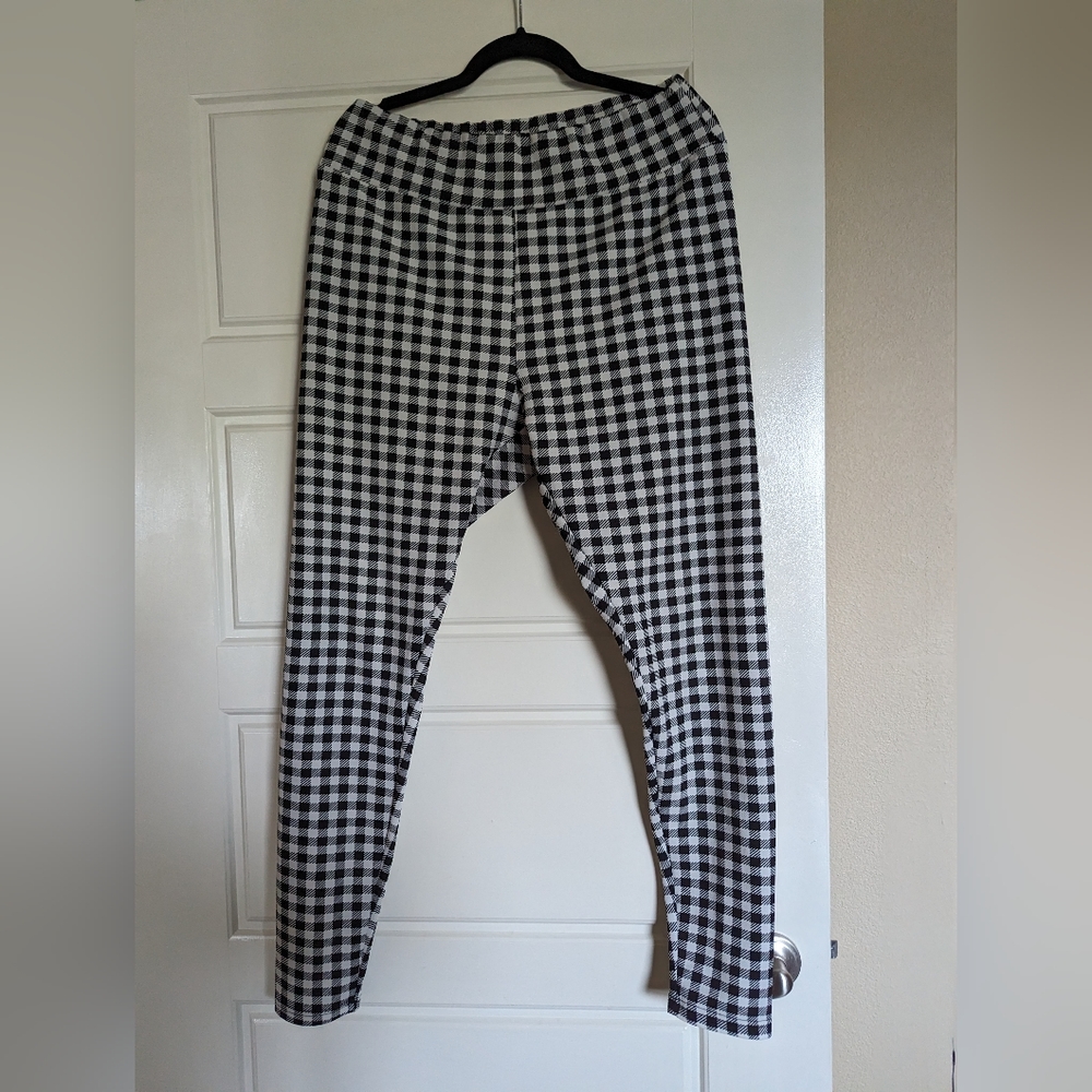 High waisted houndstooth leggings.